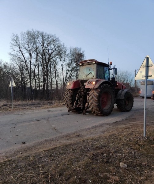 Поезд протаранил трактор с прицепом в Беларуси. Фото и видео Поезд протаранил трактор с прицепом в Беларуси. Фото и видео
