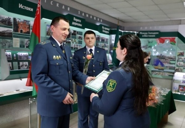 Сотрудники Брестской таможни поздравили своих прекрасных дам-коллег с наступающим 8 Марта Сотрудники Брестской таможни поздравили своих прекрасных дам-коллег с наступающим 8 Марта