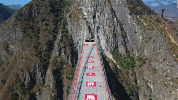 В Китае закончили строительство моста-рекордсмена В Китае закончили строительство моста-рекордсмена