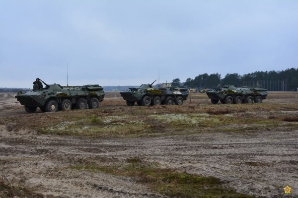На полигоне Брестский десантники отработали действия по борьбе с незаконным вооруженным формированием На полигоне Брестский десантники отработали действия по борьбе с незаконным вооруженным формированием