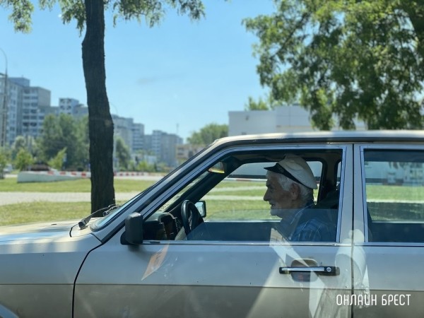 «Люди продают любимые кабриолеты и «харлеи». Что происходит с белорусским авторынком и что его ждёт