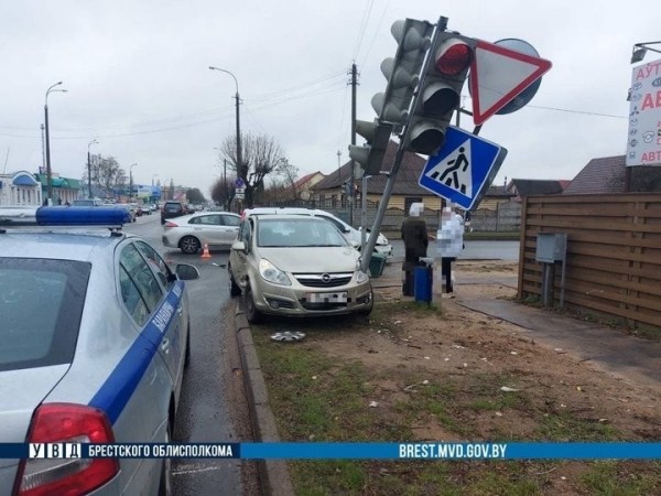 Подробности ДТП в Барановичах, в котором авто врезалось в светофор