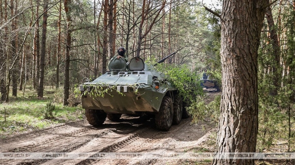 Батальонное тактическое учение проходит под Брестом Батальонное тактическое учение проходит под Брестом