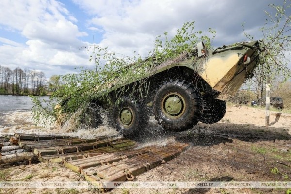 Батальонное тактическое учение проходит под Брестом Батальонное тактическое учение проходит под Брестом