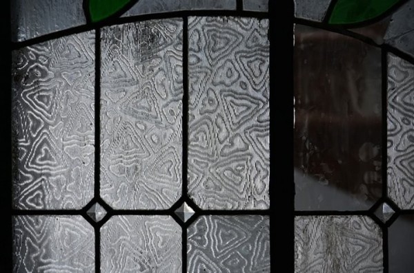 Жители подъезда сняли со стен старую советскую краску и обнаружили удивительную красоту