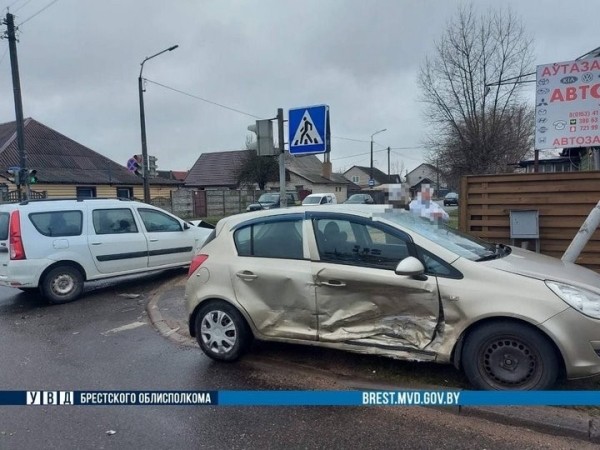 Подробности ДТП в Барановичах, в котором авто врезалось в светофор