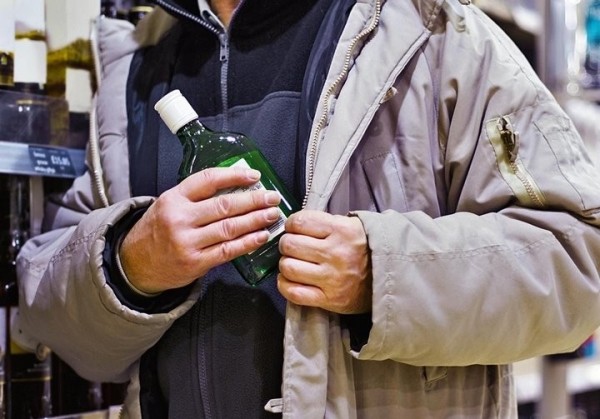 Пьяный житель Бреста украл из магазина виски