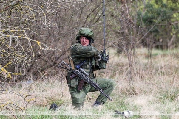 Батальонное тактическое учение проходит под Брестом Батальонное тактическое учение проходит под Брестом