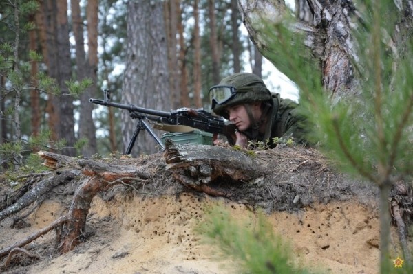 На полигоне Брестский десантники отработали действия по борьбе с незаконным вооруженным формированием На полигоне Брестский десантники отработали действия по борьбе с незаконным вооруженным формированием
