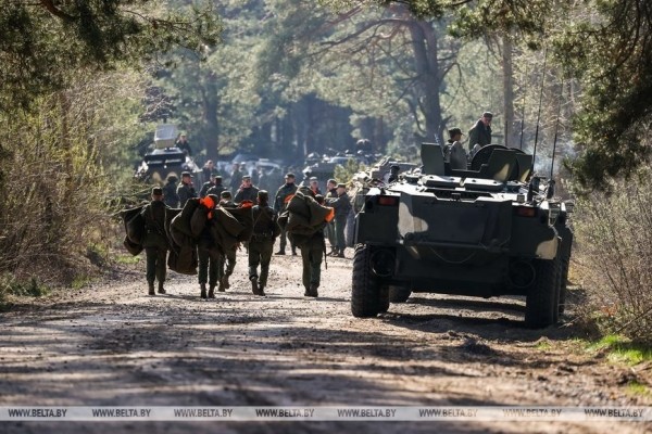 Батальонное тактическое учение проходит под Брестом Батальонное тактическое учение проходит под Брестом