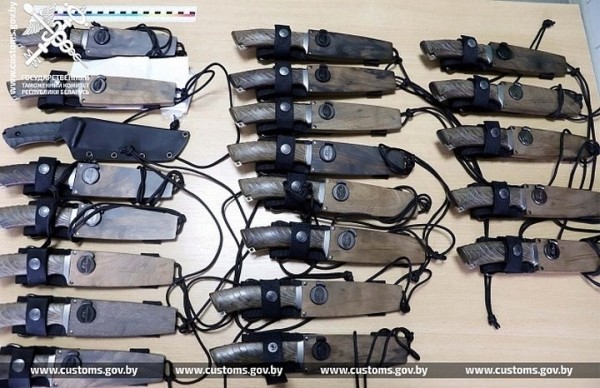 Брестские таможенники пресекли незаконный ввоз партии охотничьих ножей Брестские таможенники пресекли незаконный ввоз партии охотничьих ножей