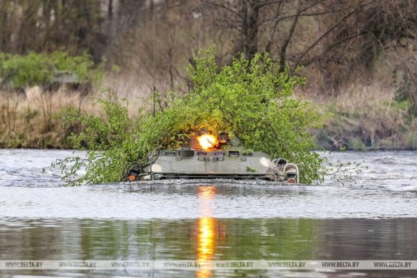 Батальонное тактическое учение проходит под Брестом Батальонное тактическое учение проходит под Брестом