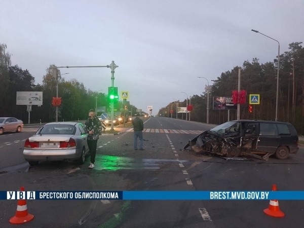 В Бресте на Московской сильно столкнулись автомобиль. ГАИ рассказала подробности