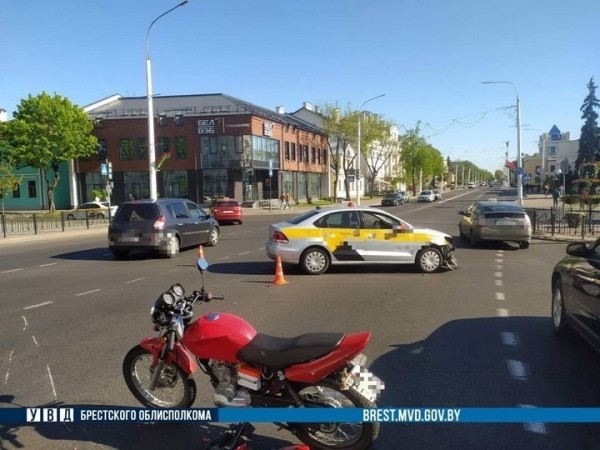 17-летний брестчанин на мотоцикле врезался в такси. Кто виноват? 17-летний брестчанин на мотоцикле врезался в такси. Кто виноват?
