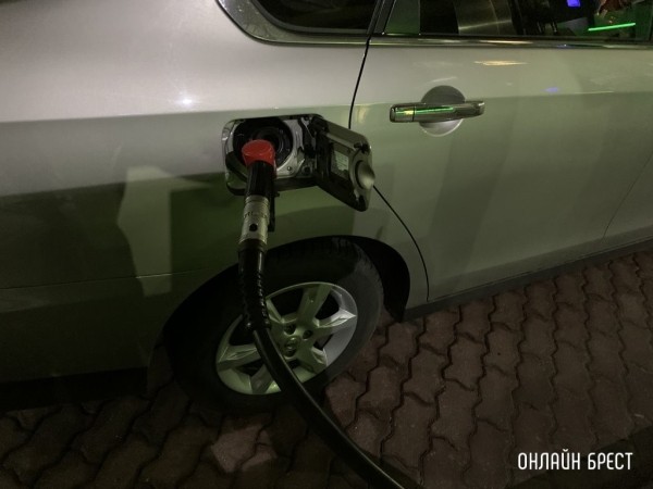 Можно ли заправлять автомобиль с включенным двигателем?