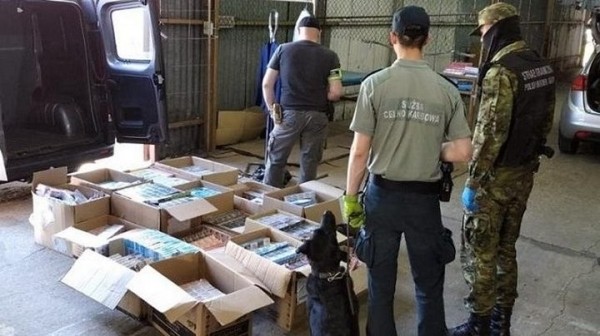 На рынке в Бяло-Подляске обнаружили более 8 тысяч пачек белорусских сигарет