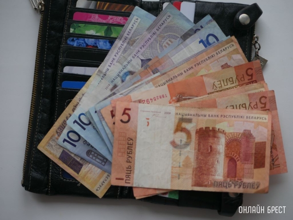 Сколько в Беларуси получают учителя и врачи