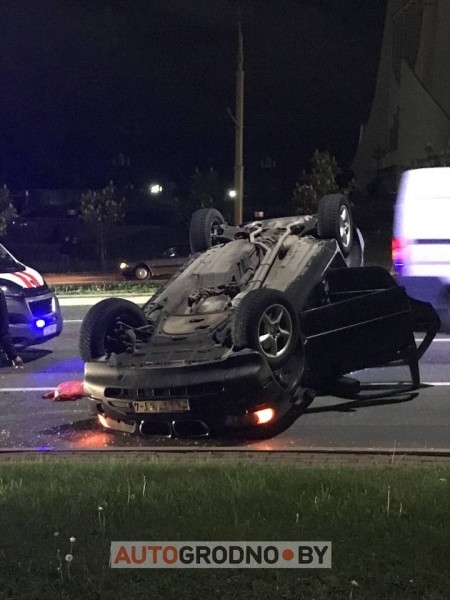 Этой ночью в Гродно девушка перевернулась на BMW X5. Видео Этой ночью в Гродно девушка перевернулась на BMW X5. Видео
