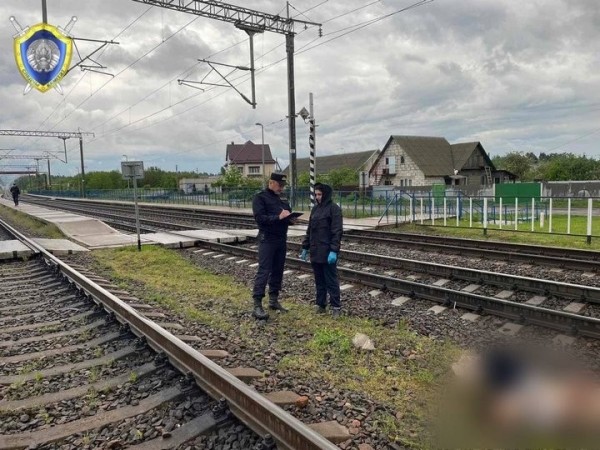 Парень был в капюшоне и наушниках. В Бобруйске 17-летнего школьника сбил поезд