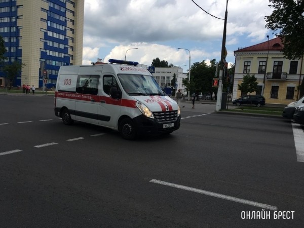 В Бресте ребенок выбежал на проезжую часть из-за припаркованных авто и попал под машину