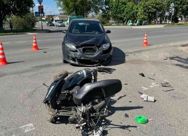В Ивацевичах водитель скутера не разминулся с  легковушкой