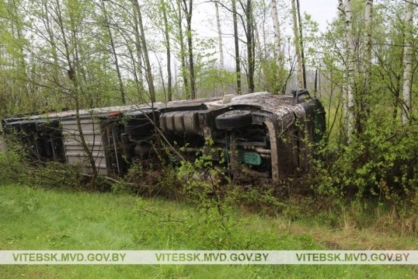 В Беларуси перевернулась фура с тоннами шоколада В Беларуси перевернулась фура с тоннами шоколада