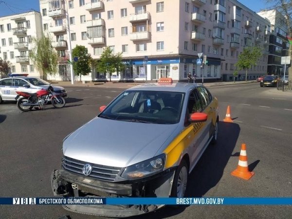 17-летний брестчанин на мотоцикле врезался в такси. Кто виноват? 17-летний брестчанин на мотоцикле врезался в такси. Кто виноват?