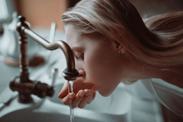 Сколько нужно пить воды в день, и что будет с организмом, если с ней переборщить Сколько нужно пить воды в день, и что будет с организмом, если с ней переборщить