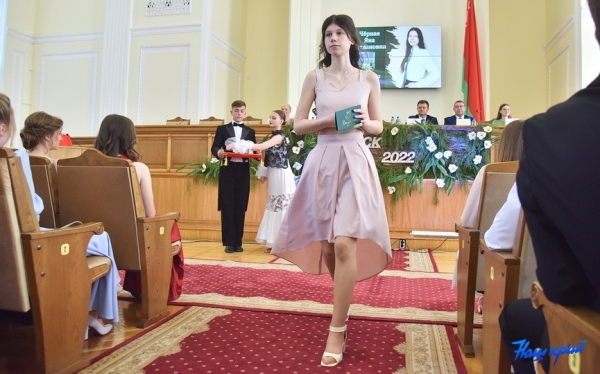 Шик, блеск, выпускной: хит-парад нарядов барановичских выпускниц Шик, блеск, выпускной: хит-парад нарядов барановичских выпускниц