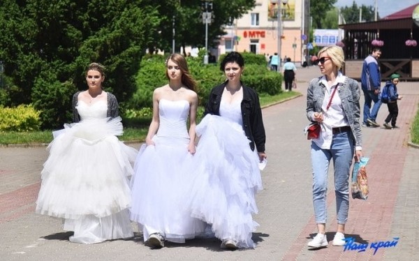 В центре Барановичей гуляли девушки в свадебных платьях. Что это было?