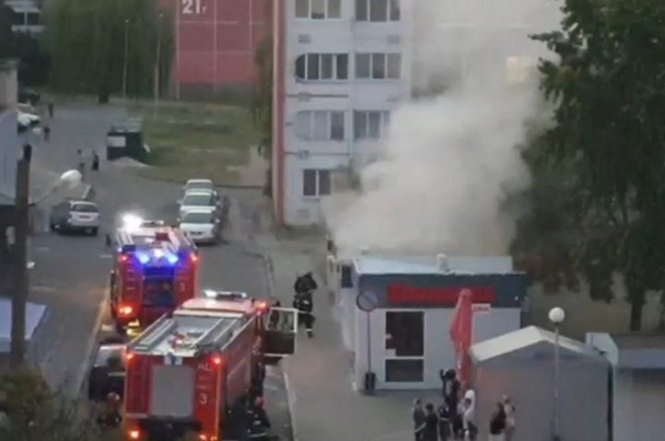 Подразделения МЧС ликвидируют возгорание в ларьках, расположенных за «Монтаной» на Партизанском проспекте
Подразделения МЧС ликвидируют возгорание в ларьках, расположенных за «Монтаной» на Партизанском проспекте