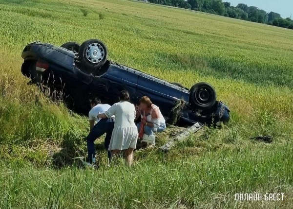 
                Очевидец: Сегодня возле Кобрина перевернулся автомобиль
            