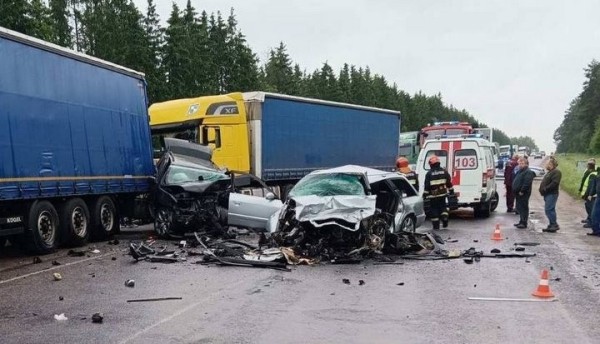 Недалеко от границы с Литвой столкнулись BMW и Audi — один погибший, шестеро в больнице Недалеко от границы с Литвой столкнулись BMW и Audi — один погибший, шестеро в больнице