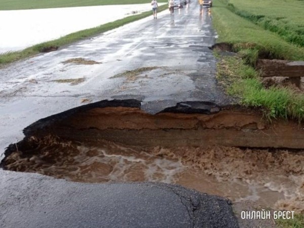 
                Читатель: Будьте осторожны! В Брестском районе под Остромечево размыло дорогу
            