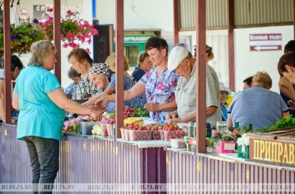 Первые лесные ягоды появились на рынке в Березе. Цены