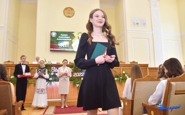 Шик, блеск, выпускной: хит-парад нарядов барановичских выпускниц Шик, блеск, выпускной: хит-парад нарядов барановичских выпускниц