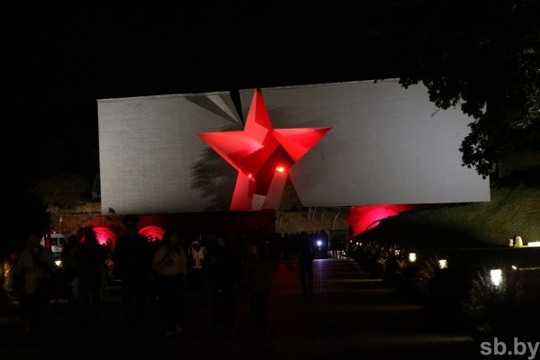 Здесь началась война. В Брестской крепости почтили память героев ВОВ Здесь началась война. В Брестской крепости почтили память героев ВОВ