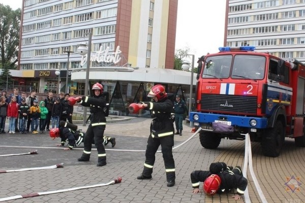 Брестские спасатели устроили настоящий праздник для жителей областного цента Брестские спасатели устроили настоящий праздник для жителей областного цента