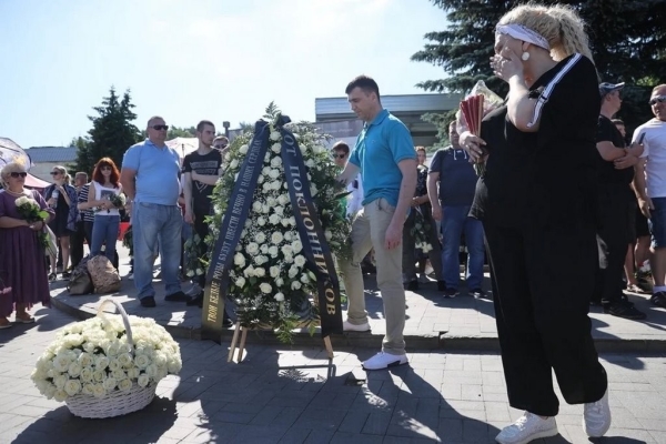 В Москве прощаются с Юрием Шатуновым, фанат прислал грузовик с розами
