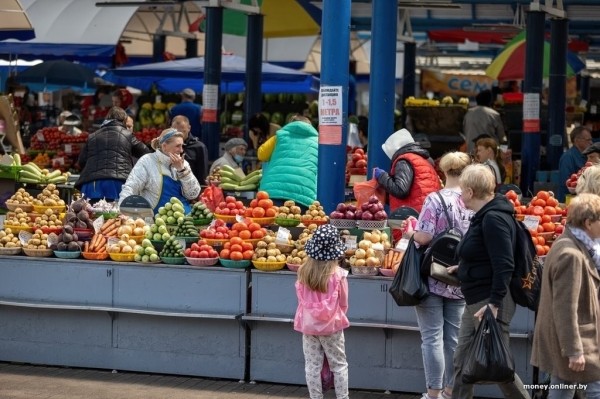 Наконец-то молодая белорусская картошка. Смотрим, почем у нас и у соседей
