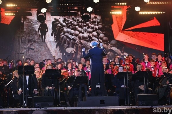 Здесь началась война. В Брестской крепости почтили память героев ВОВ Здесь началась война. В Брестской крепости почтили память героев ВОВ