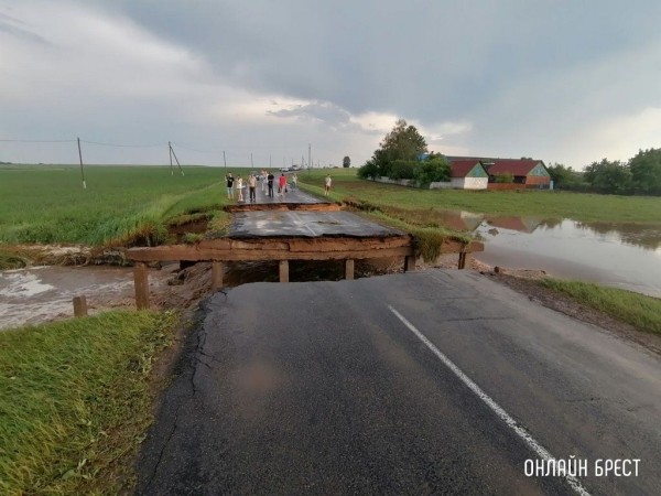 В Брестском и Каменецком районах устраняют последствия сильных ливней и града В Брестском и Каменецком районах устраняют последствия сильных ливней и града