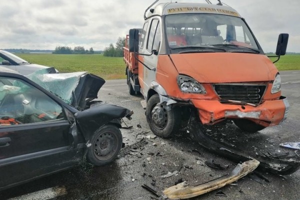 Машина дорожников столкнулась с легковушкой в Березовском районе.  Стали известны подробности
