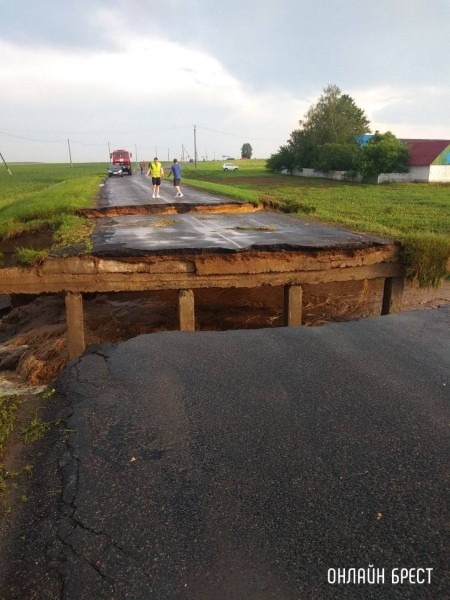 
                Читатель: Будьте осторожны! В Брестском районе под Остромечево размыло дорогу
            