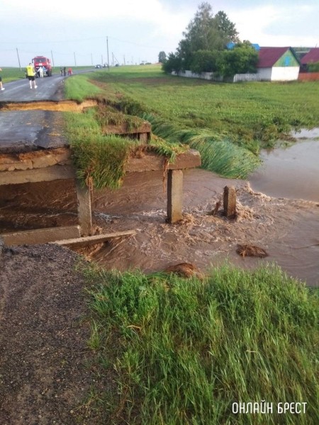 
                Читатель: Будьте осторожны! В Брестском районе под Остромечево размыло дорогу
            