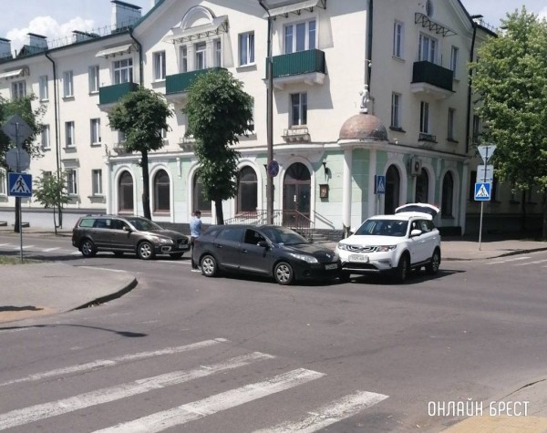 Очевидец: Сегодняшние ДТП в Бресте. Первое фото на Пушкинской-Кирова, а второе на Суворова
Очевидец: Сегодняшние ДТП в Бресте. Первое фото на Пушкинской-Кирова, а второе на Суворова
