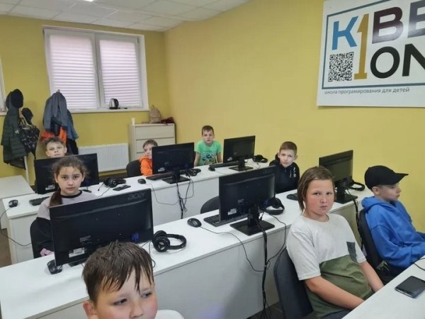 От кибершколы до палаточного лагеря. Чем занимают детей в школьных летних лагерях Бреста