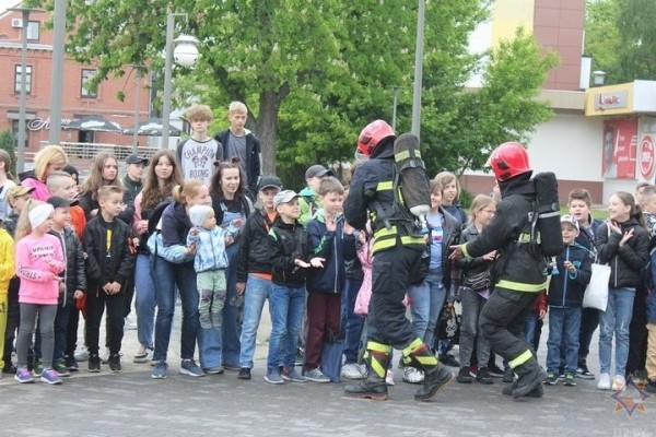 Брестские спасатели устроили настоящий праздник для жителей областного цента Брестские спасатели устроили настоящий праздник для жителей областного цента