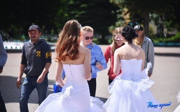 В центре Барановичей гуляли девушки в свадебных платьях. Что это было?