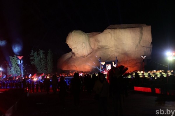 Здесь началась война. В Брестской крепости почтили память героев ВОВ Здесь началась война. В Брестской крепости почтили память героев ВОВ